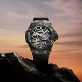 Engineering uncovered. The Big Bang Meca-10 Frosted Carbon reveals ist layered construction and rhythmic mechanics in a carbon texture shaped by light.
@hublot  #hublot