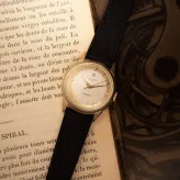 Universal Genève 10226-2 – The Timeless Elegance of the 1950s ✨

A reflection of post-war watchmaking mastery, this Universal Genève Classique, reference 10226-2, captivates with the purity of its design. Its beautifully preserved 36 mm 18-carat yellow gold case houses a silver dial framed in gold, adorned with golden hour markers and refined dauphine hands. Beneath its original signed crystal, the UG 138SS calibre with 17 jewels still beats with remarkable precision — a true witness of time. Fitted with a brand-new blue Saffiano leather strap, it comes with our 12-month warranty.

Available from 108.-/month on watchdreamer.com

#universalgeneve  #vintagewatch  #watchdreamer #universalgenevevintage